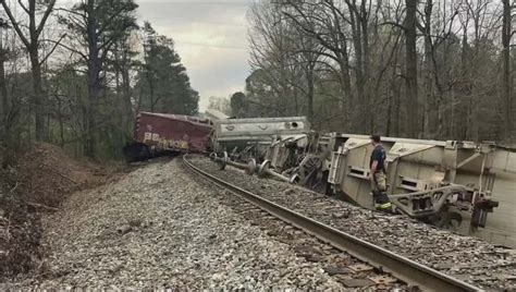 Norfolk Southern train derails in Alabama, no public threat